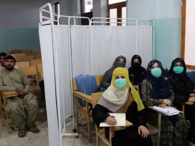 Mujeres separadas en un aula en la universidad pública en Afganistán