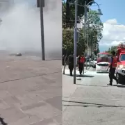 Se prendió fuego un auto por un desperfecto detrás de Casa de Gobierno