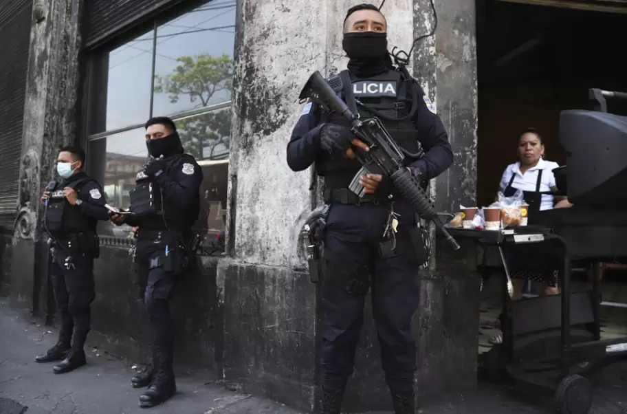 Policías en el centro de la militarizada capital San Salvador.