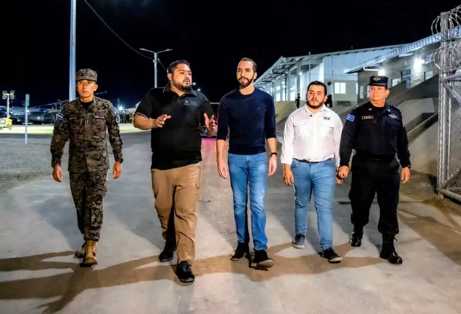 Nayib Bukele recorre la nueva cárcel en El Salvador