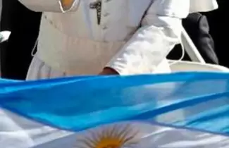Papa Francisco con la bandera argentina
