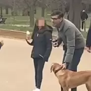 El primer ministro británico fue advertido por la policía por pasear a su perra sin correa