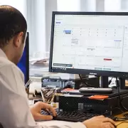 Persona en computadora trabajando