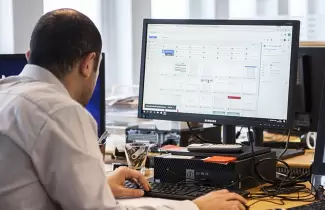 Persona en computadora trabajando