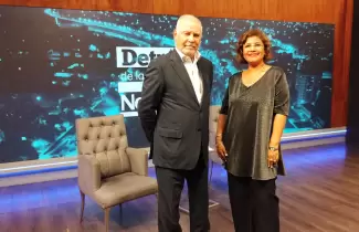 Guillermo Jenefes y Claudia Figueroa Detr�s de las Noticias
