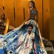 Jujeña cumplió una promesa y confeccionó un vestido en homenaje a Messi