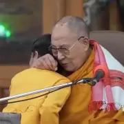 El Dalai Lama besó en la boca a un nene, le pidió que le chupara la lengua y causó indignación