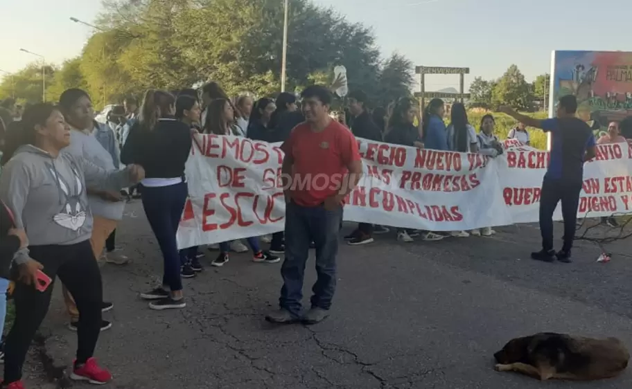Padres y alumnos cortan la ruta provincial 6 a modo de protesta