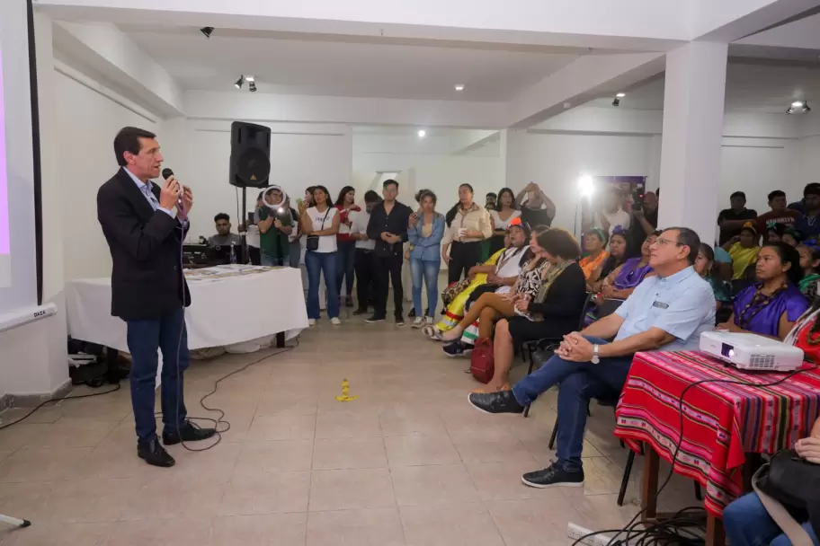 Entrega de subsudios a emprendedoras del pueblo guaran