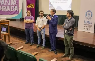 Carlos Sadir dialogando con estudiantes de Ingenier�a