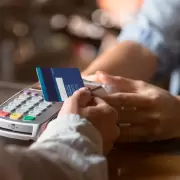 Compre sin IVA: qué tengo que hacer si un comercio no acepta tarjeta de débito