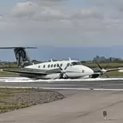 Impactante video: un avión llegó al aeropuerto de Salta sin el tren de aterrizaje