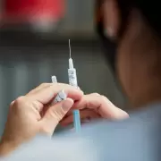 Aumento de casos de Covid: quiénes deben volver a vacunarse, según los especialistas