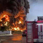 Impresionante incendio en un depósito de petróleo en medio de la guerra entre Rusia y Urania