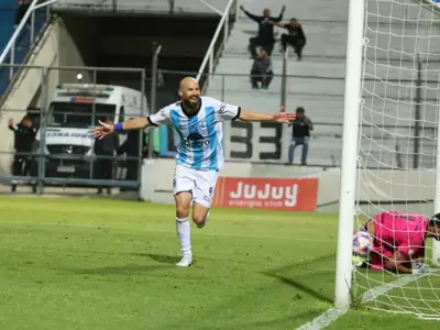 Juan Manuel Tévez celebra su gol ante Mitre de Santiago del Estero