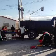 Una motocicleta impactó contra un camión en la ruta 1: dos personas salieron heridas