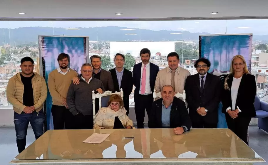 Firma de acuerdo entre la Oficina Anticorrupción y Gimnasia de Jujuy
