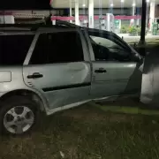 Perico: un automóvil chocó contra unos árboles y un poste de gas tras ser embestido por otro