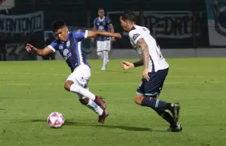 Maidana se lleva la pelota ante Trist�n Su�rez