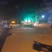 Una motocicleta chocó contra un automóvil en el ingreso a barrio Malvinas Argentinas