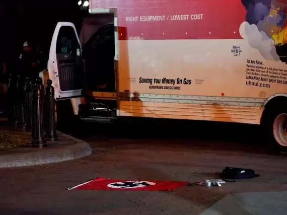 Camin con bandera nazi se estrell contra la Casa Blanca