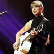 Fan de Taylor Swift vende agua de lluvia que cayó en un concierto: $250 dólares por recipiente