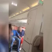 Pánico en el aire: un pasajero abrió la puerta de un avión en pleno vuelo