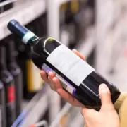 Para la OMS, las bebidas alcohólicas deben incluir los riesgos a la salud en sus etiquetas