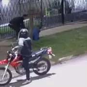 Dos motochorros atacaron a un hombre con una picana eléctrica para robarle el celular