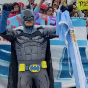 Batman se sum al reclamo de los docentes en Jujuy: "Mis hroes son mis maestros"
