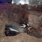 Termin internado tras caer con su moto a un pozo en plena avenida Balbn