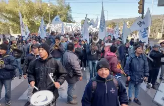 Columna del Seom ingresa al casco c�ntrico por uno de los puentes (Foto: Seom Jujuy)