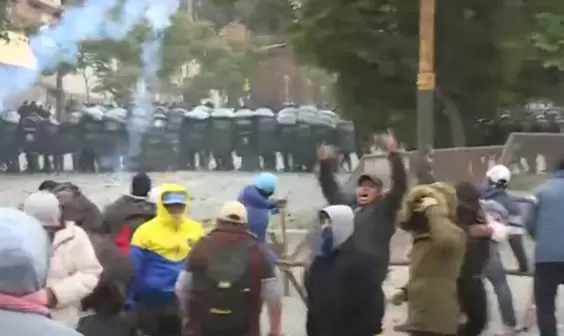 PRotestas afuera de la Legislatura
