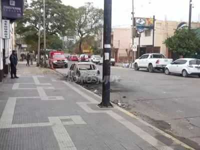 Calle Campero - auto incendiado