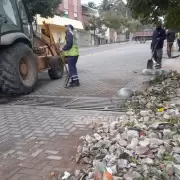 Tras los enfrentamientos, realizan tareas de limpieza y reparaciones en las calles de San Salvador
