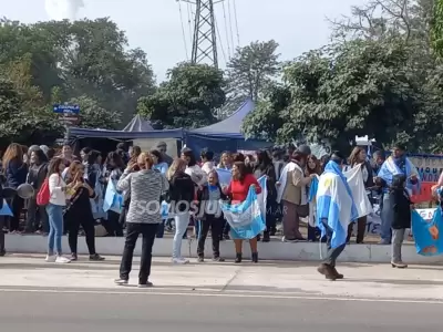 docentes al costado de la ruta en libertador