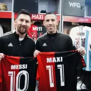 Lionel Messi revolucion al estadio de Newell's con su presencia en la despedida de Maxi Rodrguez