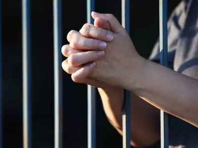 Mujer detenida, manos
