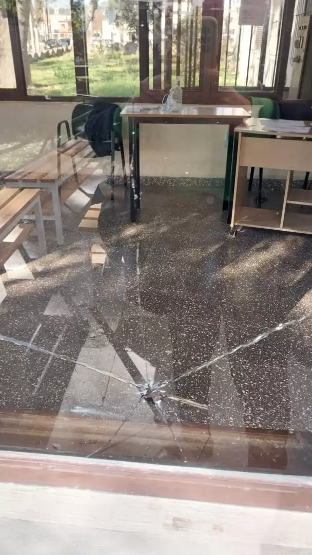 Paciente destrozó vidrios del Hospital Sequeiros