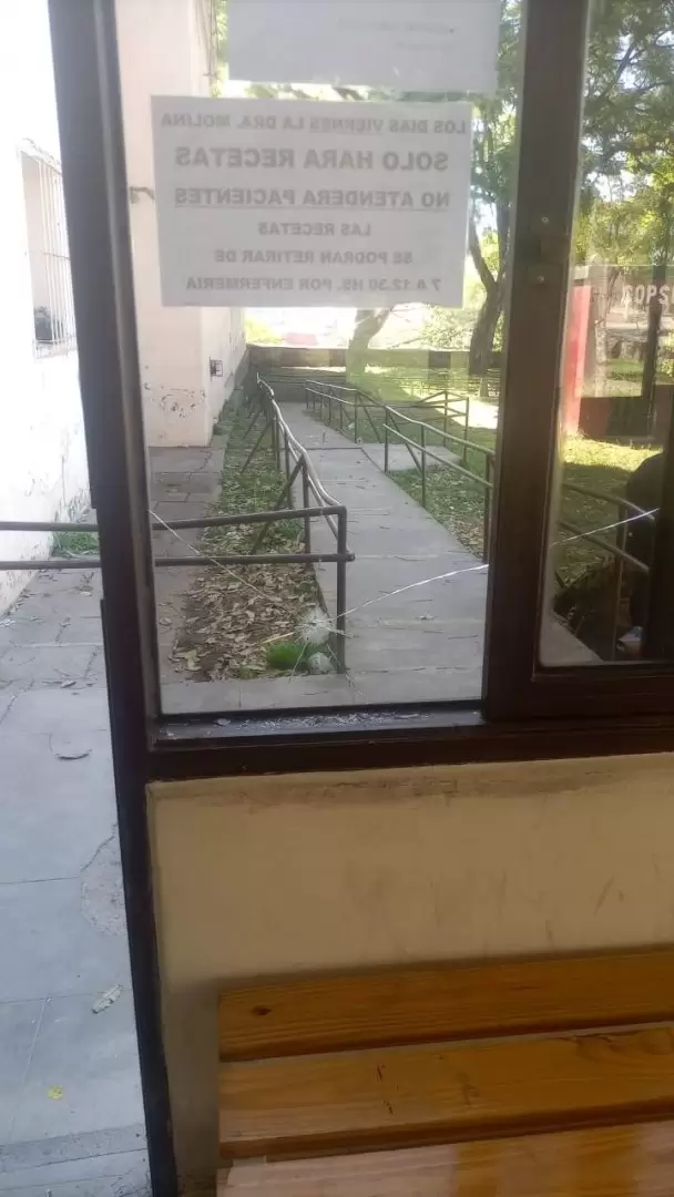 Paciente destrozó vidrios del Hospital Sequeiros