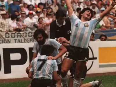 Momento en donde termina el partido y Maradona levanta los brazos al cielo emiti