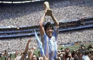 Momento en donde termina el partido y Maradona levanta los brazos al cielo emiti