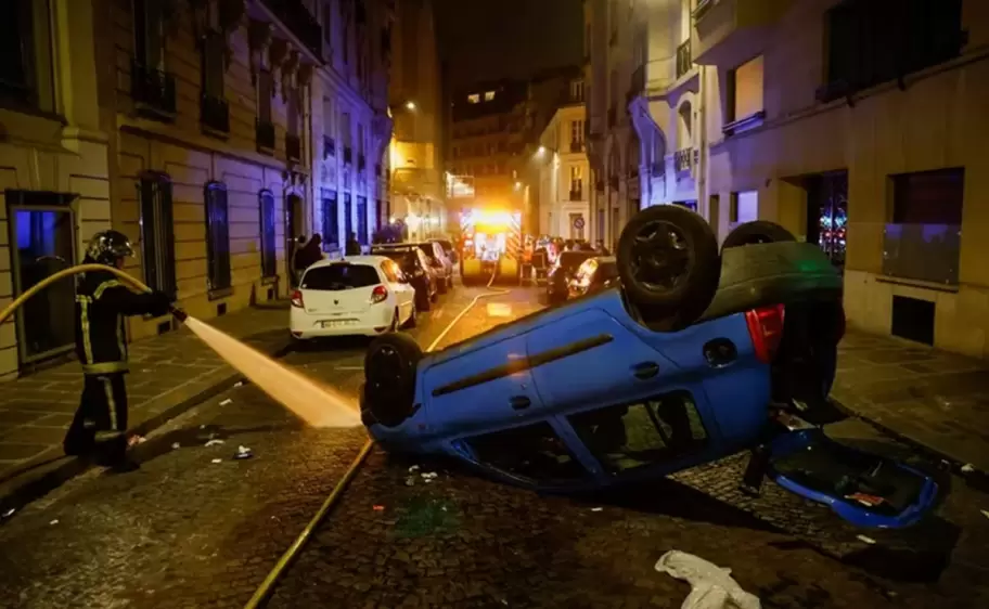 Un vehculo vandalizado en la quinta jornada de protestas en Pars (Reuters)