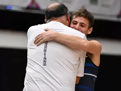 Santiago Ferrari se abraza con su entrenador Abraham Jure