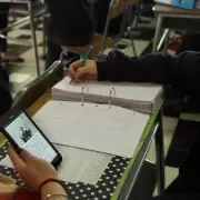 Pases Bajos prohibir el uso de celulares y relojes inteligentes en las aulas