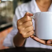 Qué otras dos bebidas son tan sanas como el agua, según los expertos de Harvard