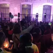 Docentes realizaron una nueva marcha de las antorchas a un mes del inicio del paro