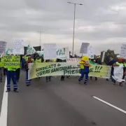 Paro y movilizaci�n de trabajadores de Obras Sanitarias de Jujuy