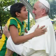 El nio que abraz al Papa Francisco cumpli su promesa: ingres al seminario para ser sacerdote