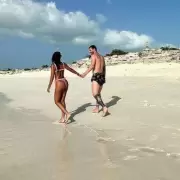 La rom�ntica imagen de Antonela Roccuzzo y Lionel Messi en la playa: "Para�so"